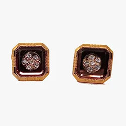 color: Square gold cufflink with rhinestones